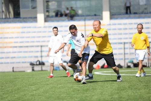 HLV Park Hang-seo xỏ giày thi đấu cùng các phóng viên thể thao