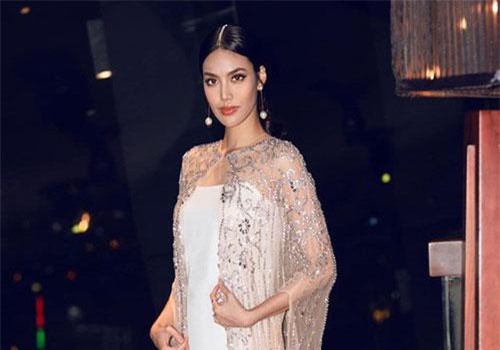 Lan Khuê lần đầu công khai khoe bụng bầu 5 tháng