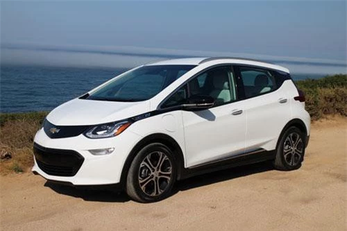 7. Chevrolet Bolt EV (quãng đường di chuyển mỗi lần sạc đầy pin: 383 km).