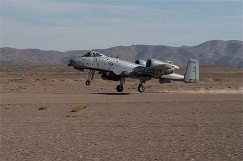 Mỹ khiến đối thủ "ngước nhìn" khi cho cường kích A-10 hạ cánh trên nền đất