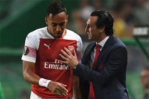 HLV Unai Emery và Aubameyang.