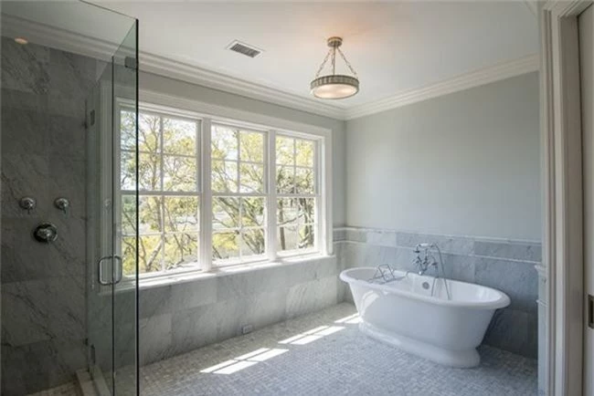 Bất kể diện tích lớn nhỏ, chỉ nhờ mẹo thiết kế này mà căn phòng tắm luôn khiến người dùng thoải mái - Ảnh 12.