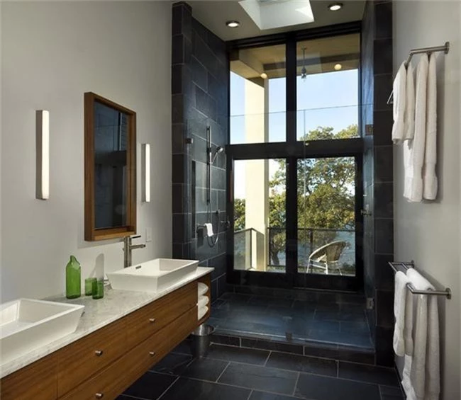 Bất kể diện tích lớn nhỏ, chỉ nhờ mẹo thiết kế này mà căn phòng tắm luôn khiến người dùng thoải mái - Ảnh 8.