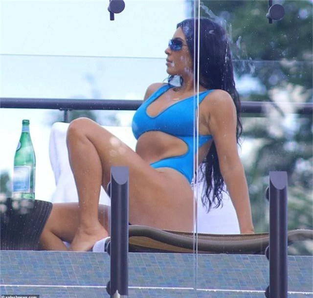 Kim Kardashian bốc lửa với bikini xanh - 1