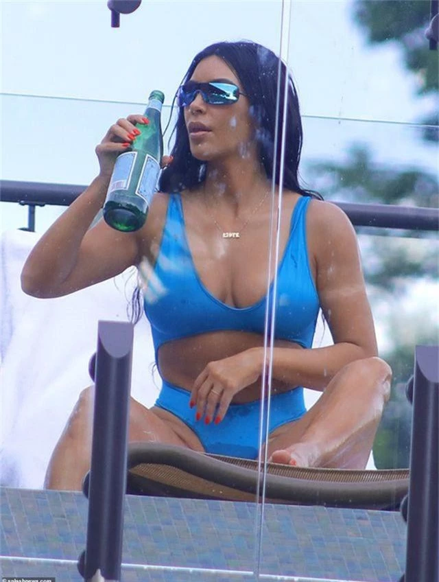 Kim Kardashian bốc lửa với bikini xanh - 2