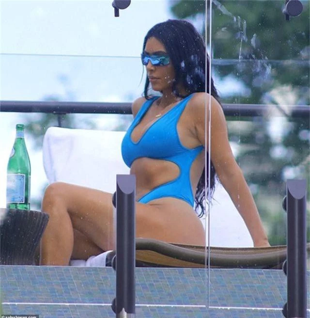 Kim Kardashian bốc lửa với bikini xanh - 4