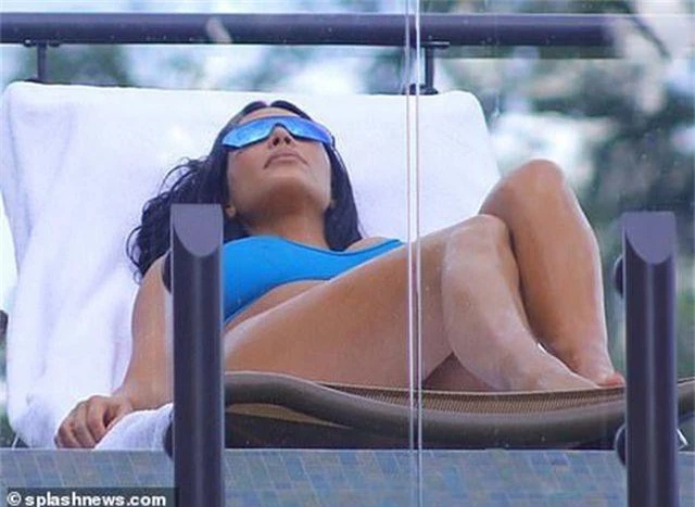 Kim Kardashian bốc lửa với bikini xanh - 7