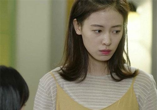 Em chồng suốt ngày xui anh trai đánh vợ, đến khi chính mình bị ăn đòn, chị dâu hỏi một câu khiến cô ta xấu hổ