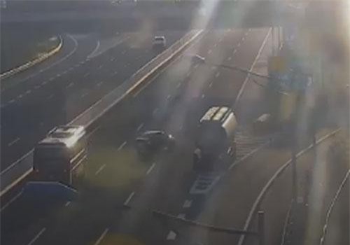 Xe con đi lùi trên đường cao tốc suýt bị xe bồn chở xăng đâm trúng