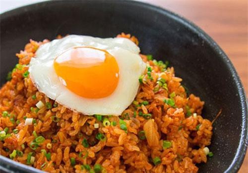 Hướng dẫn cách làm cơm kim chi Hàn Quốc nhanh gọn cho người bận rộn