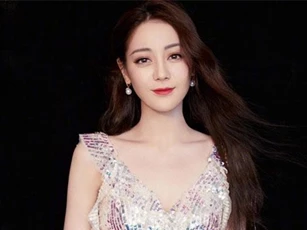 Mỹ nhân tộc người đẹp nhất Trung Quốc khoác gì lên người cũng gợi cảm mê hồn
