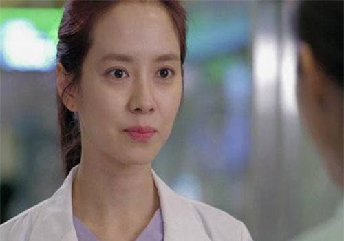 Chồng mua nhà cho bồ nhí còn rình rang làm tiệc tân gia, vợ trẻ biết được âm thầm tới chúc mừng khiến họ thất kinh