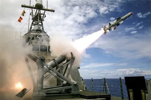 Hệ thống chống hạm cũng không có gì đặc biệt với 8 ống phóng tên lửa hành trình Harpoon (tầm bắn 140km). Nguồn ảnh: Wikipedia