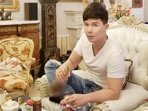 Khối tài sản kếch xù của nam ca sĩ "dùng rượu rửa chân" hết 200 triệu/tháng