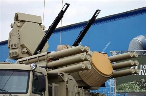 Pantsir-S1 trang bị hai loại radar mạng pha gồm: radar bắt mục tiêu có phạm vi tác chiến 32-45km và radar dẫn đường có phạm vi 24-28km. Nguồn ảnh: Wikipedia