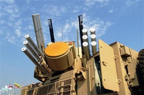 Pantsir-S1 là tổ hợp phòng không đa năng có khả năng tiêu diệt nhiều loại mục tiêu từ máy bay, UAV, trực thăng tới cả tên lửa hành trình, bom đạn thông minh. Nguồn ảnh: Wikipedia