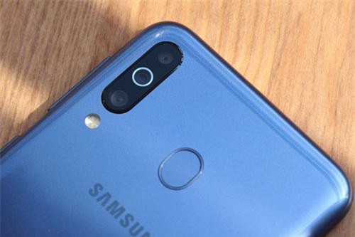 Trên tay smartphone Samsung 3 camera sau, pin 5.000 mAh, giá gần 5 triệu