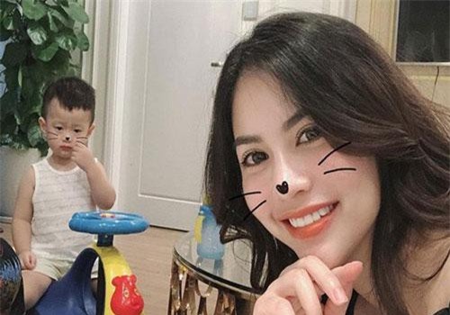 Bị ốm sụt cân, vợ cũ Việt Anh vẫn vội vã quay lại kiếm tiền để nuôi con mặc tuyên bố để lại nhà từ chồng cũ