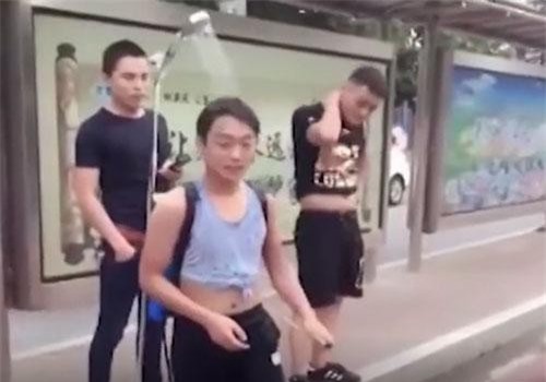 Bật cười với chiêu thức chống nóng khi xuống đường