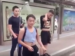 Bật cười với chiêu thức chống nóng khi xuống đường