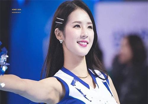 Vẻ đẹp của hoạt náo viên Hàn Quốc được mệnh danh là 'thánh nữ sân cỏ'