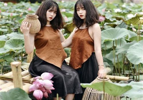 Cặp chị em sinh đôi ở Yên Bái quyến rũ trong bộ ảnh sen
