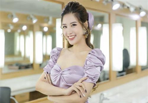 Hoa hậu Đông Nam Á Phan Hoàng Thu diện váy bó sát, khoe ngực đầy eo thon