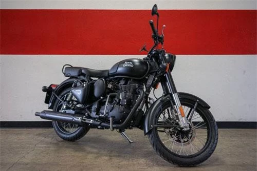 Royal Enfield Classic 500 Stealth Black.