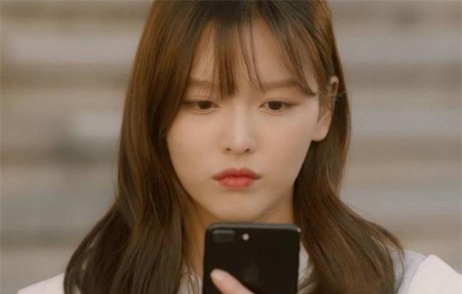 Chồng hẹn gặp tình cũ khi đi du lịch cùng cơ quan, em chỉ nhắn một tin khiến anh bỏ đoàn về nhà ngay lập tức