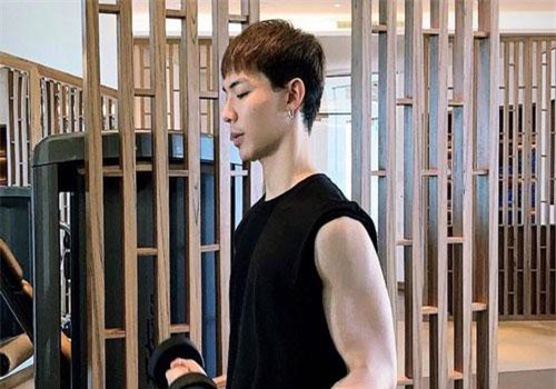 Ai ngờ Erik thanh mảnh trước kia lại để lộ cơ bắp săn chắc chẳng kém ai, bắp tay khủng đến mức này!