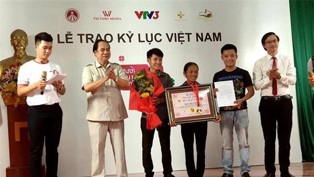 Bà Tân “vê lốc” lần đầu lên truyền hình sau khi lập kỉ lục Guiness Việt Nam