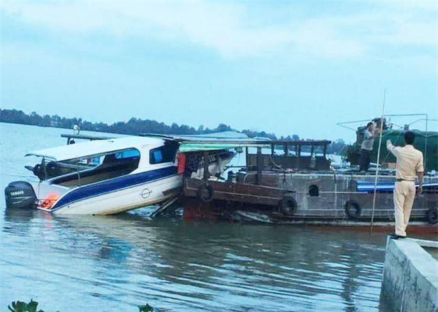 Long An: Ca nô tông vào ghe trên sông Vàm Cỏ, 1 phụ nữ tử vong