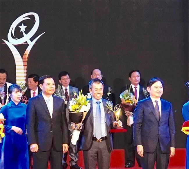 Ông Thái Như Hiệp (giữa) - Giám đốc Công ty TNHH Vĩnh Hiệp nhận Giải Vàng chất lượng Quốc gia vào ngày 23-6 (ảnh VH)