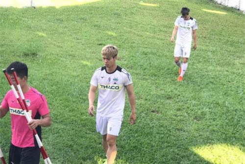 CLIP: Công Phượng chưa sang Pháp, một mình ở sân tập HAGL "khổ luyện" đá phạt