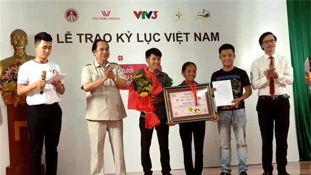 Bà Tân “vê lốc” lần đầu lên truyền hình sau khi lập kỉ lục Guiness Việt Nam - 3