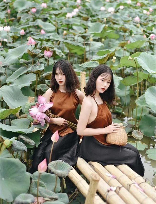Cặp chị em sinh đôi ở Yên Bái quyến rũ trong bộ ảnh sen - 4