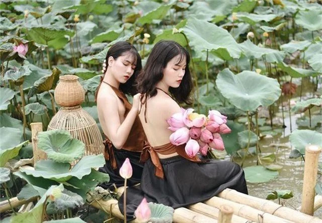 Cặp chị em sinh đôi ở Yên Bái quyến rũ trong bộ ảnh sen - 5
