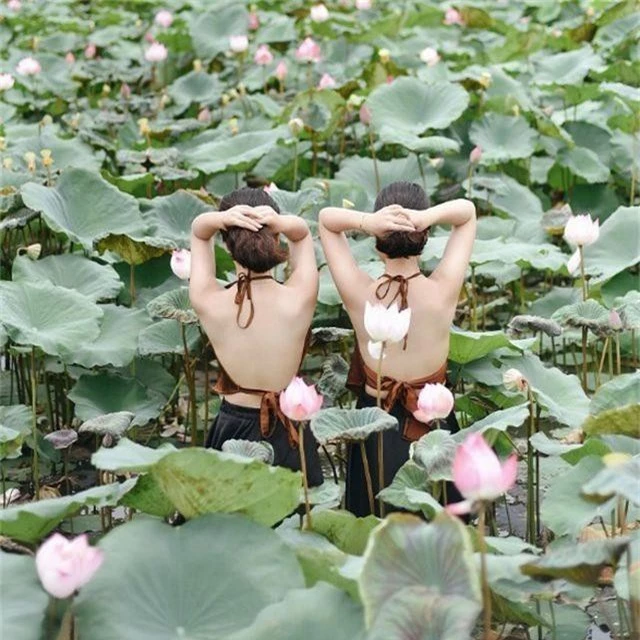 Cặp chị em sinh đôi ở Yên Bái quyến rũ trong bộ ảnh sen - 6
