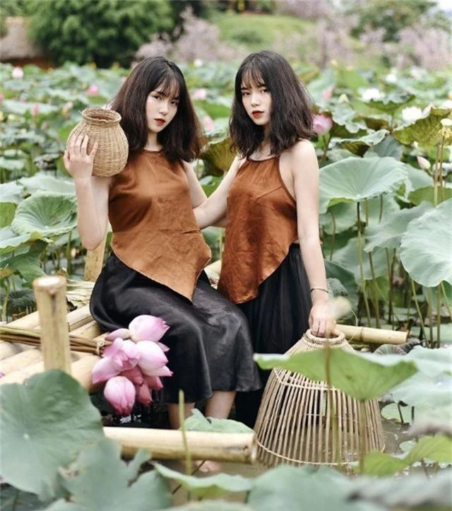 Cặp chị em sinh đôi ở Yên Bái quyến rũ trong bộ ảnh sen - 8