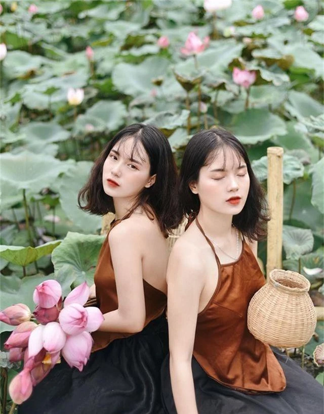 Cặp chị em sinh đôi ở Yên Bái quyến rũ trong bộ ảnh sen - 9