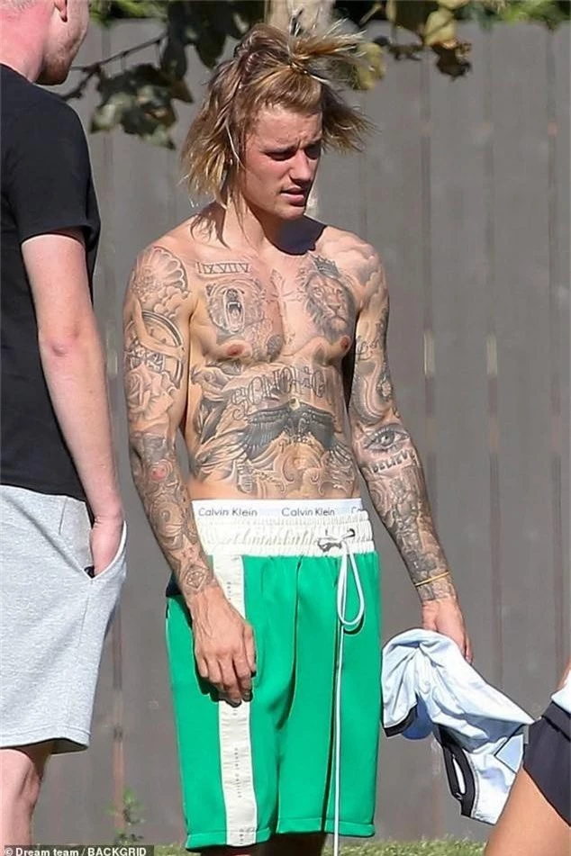 Hà Nội nóng 40 độ cũng không đọ được với thần thái và body siêu hot một thời của Justin Bieber - Ảnh 1.