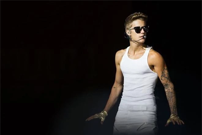 Hà Nội nóng 40 độ cũng không đọ được với thần thái và body siêu hot một thời của Justin Bieber - Ảnh 2.