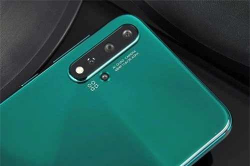 Huawei Nova 5 Pro được trang bị 4 camera ở mặt lưng. Trong đó, cảm biến chính 48 MP, khẩu độ f/1.8 cho khả năng lấy nét theo pha. Cảm biến góc siêu rộng có độ phân giải 16 MP, f/2.2. Ống kính macro 2 MP, f/2.4, cảm biến thứ tư 2 MP, f/2.4 giúp tăng độ sâu trường ảnh, chụp ảnh xóa phông. Máy ảnh sau của Nova 5 Pro có tính năng chụp ảnh thiếu sáng Super Night Mode, sử dụng trí tuệ nhân tạo (AI) để nhận diện khung cảnh, làm đẹp bằng AI, quay video 4K.