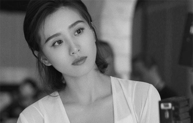 Lưu Thi Thi tái xuất sau 2 tháng sinh con, không hổ danh "gái một con trong mòn con mắt"