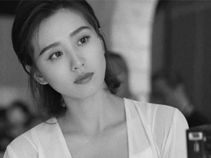 Lưu Thi Thi tái xuất sau 2 tháng sinh con, không hổ danh "gái một con trong mòn con mắt"