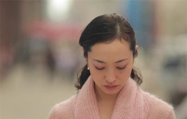 Tưởng con gái bị viêm dạ dày nên hay nôn ói, tôi điêu đứng khi vô tình thấy tờ giấy khám bệnh trong túi xách con rơi ra