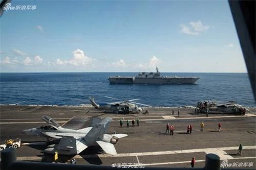 Khu trục hạm JS Izumo của Nhật Bản nhìn từ tàu sân bay USS Ronald Reagan