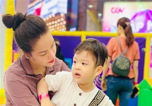 Hậu ly hôn, Nhật Kim Anh bày tỏ tâm trạng u uất, khóc hết nước mắt vì nhớ con