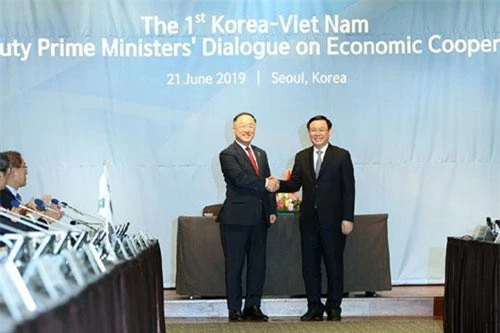 Phó Thủ tướng Vương Đình Huệ và Phó Thủ tướng Hàn Quốc Hong Nam Ki (Ảnh: VGP)