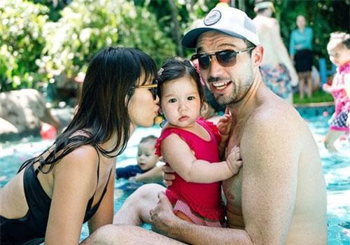 "Thiên thần lai" nhà Hà Anh khoe vẻ bụ bẫm, chững chạc trong tiệc sinh nhật 1 tuổi hoành tráng